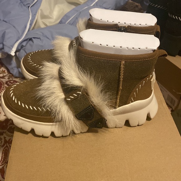 Ugg boots , size 5 - Picture 2 of 7